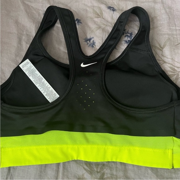 Nike Bundle dry fit sports bra medium + Nike small white tank 
NWOT - Picture 2 of 10